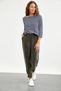 Halle Tee - Navy And Ivory -Vibe Wardrobe Shop 0049 Winter Francoise Navy Ivory Stripe 0385 web 24b6c3f6 9647 4c42 9a1c defc4d37383e