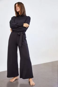 Coco Luxe Fleece Pants -Vibe Wardrobe Shop 0117CocoLuxeBlack 8135 web