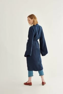 Quinn Zero-Waste Cupro Duster - ReAmour -Vibe Wardrobe Shop 0295 Quinn Zero Waste Duster Navy 2128 web 3f857ce6 5938 4bed 89b4 baeff6a6ea27
