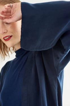 Quinn Zero-Waste Cupro Duster - ReAmour -Vibe Wardrobe Shop 0295 Quinn Zero Waste Duster Navy 2136 web c967778a 3035 460c 8009 77d16775da97