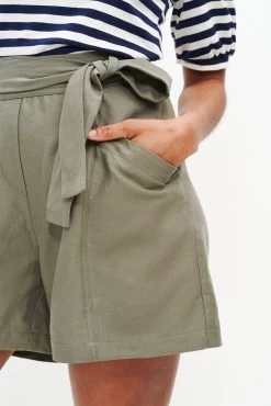 Milo Femme Fête Short - Vetiver -Vibe Wardrobe Shop 0341 Milo Short Vetiver 0545 web 892e96c0 84be 44ce b291 1465843bd02a