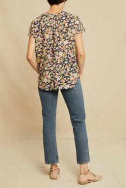 Renata Ecovero Blouse - Mojave Floral -Vibe Wardrobe Shop 0607 Renata Ecovero Mojave Bloom 0014 web be6f2892 38d1 443f 9ca7 31887121b8df