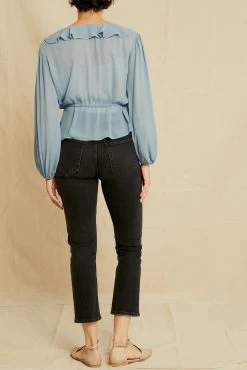 Yvonne Cupro Blouse -Vibe Wardrobe Shop 0805 Yvonne Pool 2913 web