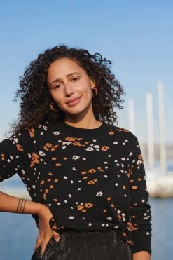 Reyes Sweater - ReAmour -Vibe Wardrobe Shop 201028 AmourVert DecCat2020 Shot09 3031 RT b414b40a b0e4 4ddd 8156 c4f3f3584187