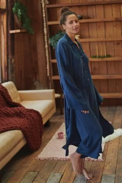 Quinn Zero-Waste Cupro Duster - ReAmour -Vibe Wardrobe Shop 201028 AmourVert DecCat2020 Shot10 3598 RT c0272bd2 5b62 4629 a0a9 a5c2ede21f87