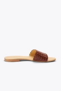 Nisolo Isla Woven Slide Sandal - Brandy 11 Nisolo Isla Woven Slide Sandal - Brandy -Vibe Wardrobe Shop 2021 0219 SS21 WF 0030 BRA 0764 1
