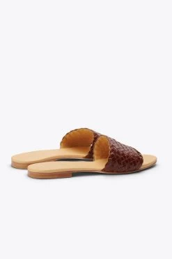 Nisolo Isla Woven Slide Sandal - Brandy 10 Nisolo Isla Woven Slide Sandal - Brandy -Vibe Wardrobe Shop 2021 0219 SS21 WF 0030 BRA 0817 1