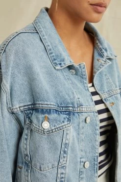 AGOLDE Charli Denim Jacket - Veer 7 AGOLDE Charli Denim Jacket - Veer -Vibe Wardrobe Shop TBDCharliVeer 5489 web bf65e41e fd2f 470a b498 13422ad54df5