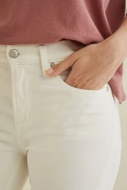 AGOLDE Exclusive Sophie Crop Jean - Glimpse White -Vibe Wardrobe Shop agolde sophie skinny crop organic white 0075 web 4e15b475 1a24 4814 992b 9981e6429c0f